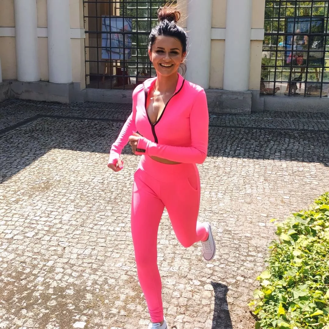 Prześliczna gwiazdeczka disco polo eksponuje cudowne nogi! Kuszące zdjęcie gwiazdy bije rekordy popularności w sieci! 